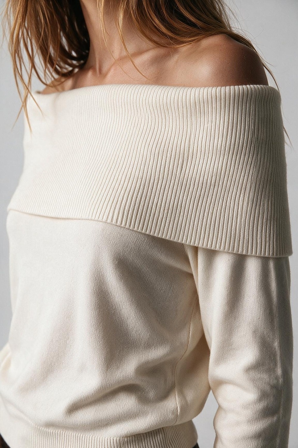 Su&eacute;ter de Punto Acanalado con Hombros Descubiertos y Cuello Doblado en Color Crema