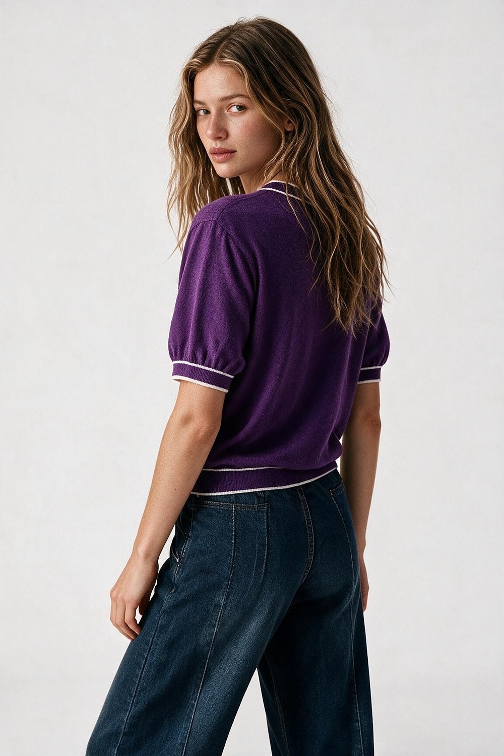 Jersey morado de manga corta con detalle de l&iacute;neas blancas