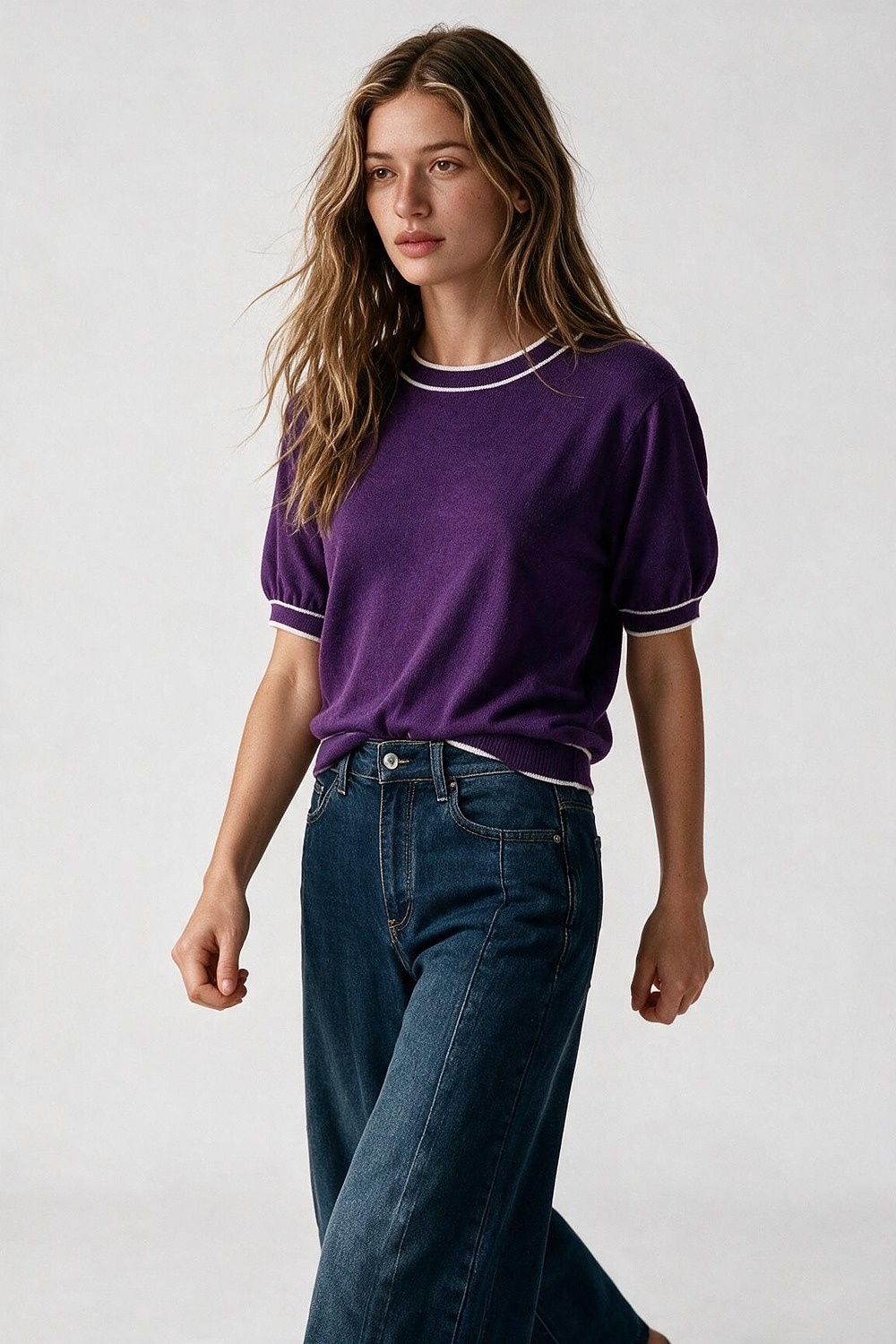 Jersey morado de manga corta con detalle de l&iacute;neas blancas