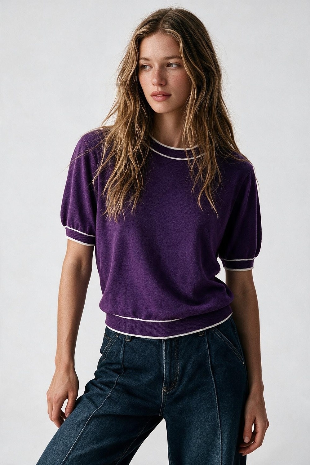 Jersey morado de manga corta con detalle de l&iacute;neas blancas