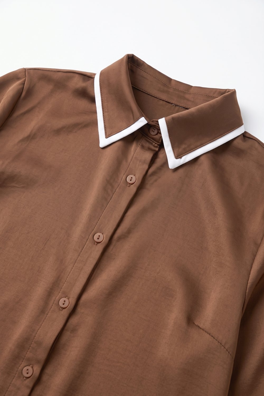 Camisa de botones de manga larga con cuello de contraste en satén marrón Camisa de botones de manga larga con cuello de contraste en satén marrón