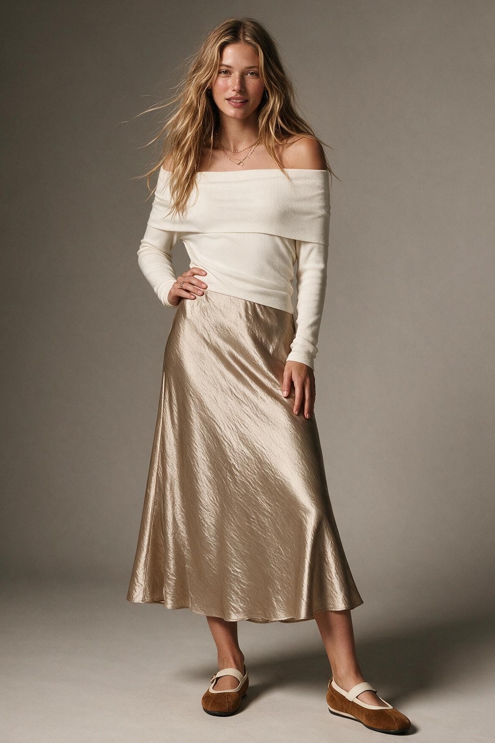 Falda midi de raso brillante beige con corte al bies Falda midi de raso brillante beige con corte al bies