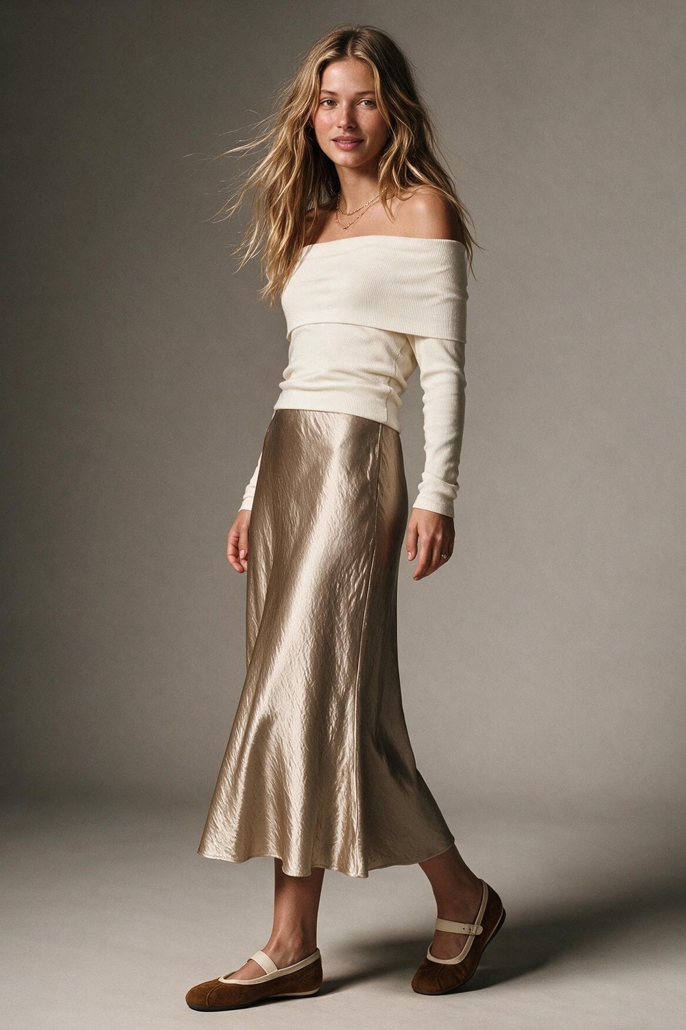 Falda midi de raso brillante beige con corte al bies Falda midi de raso brillante beige con corte al bies