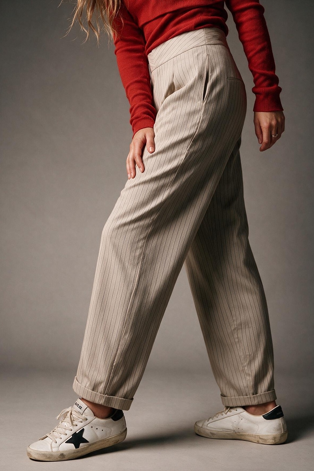 Pantalones Beige de Rayas Finas Ligeros y Tejidos con Pliegues de Cintura Alta Pantalones Beige de Rayas Finas Ligeros y Tejidos con Pliegues de Cintura Alta