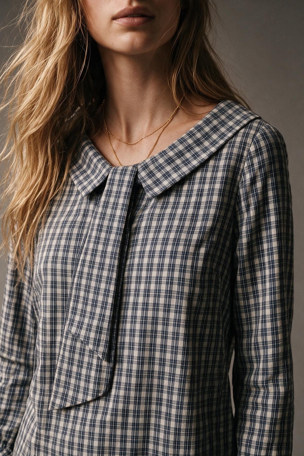 Blusa de Algod&oacute;n con Cuello de Lazo y Ajuste Regular a Cuadros Azul Marino