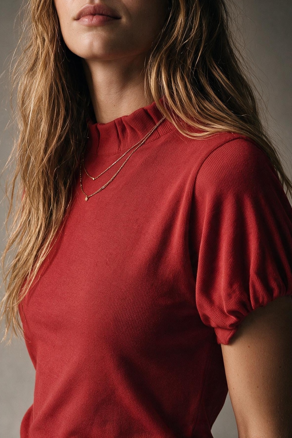 Su&eacute;ter Rojo de Punto Fino con Cuello Alto Fruncido y Manga Corta