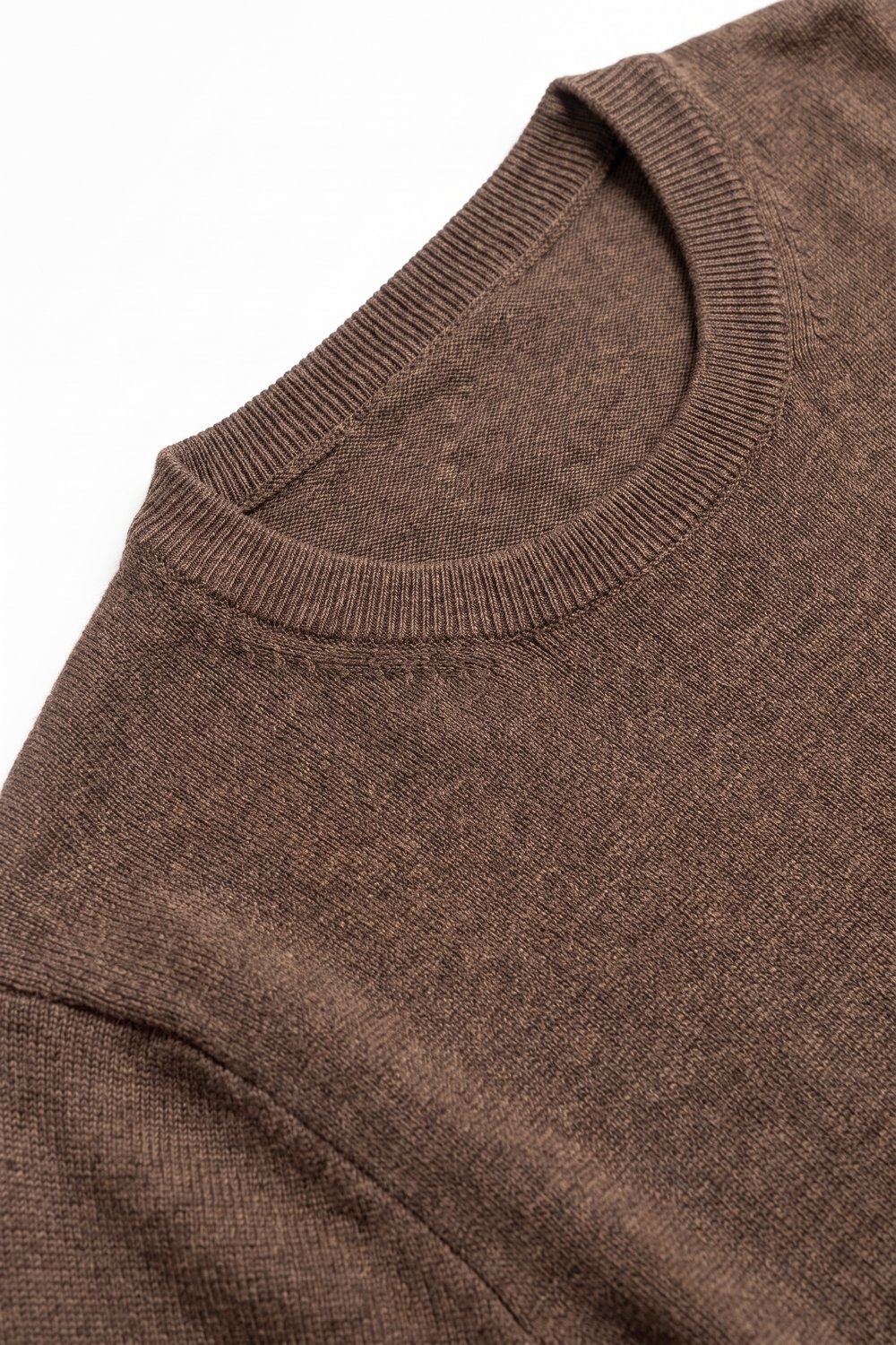 su&eacute;ter de cuello redondo de punto fino mezcla de lana Merino color camel
