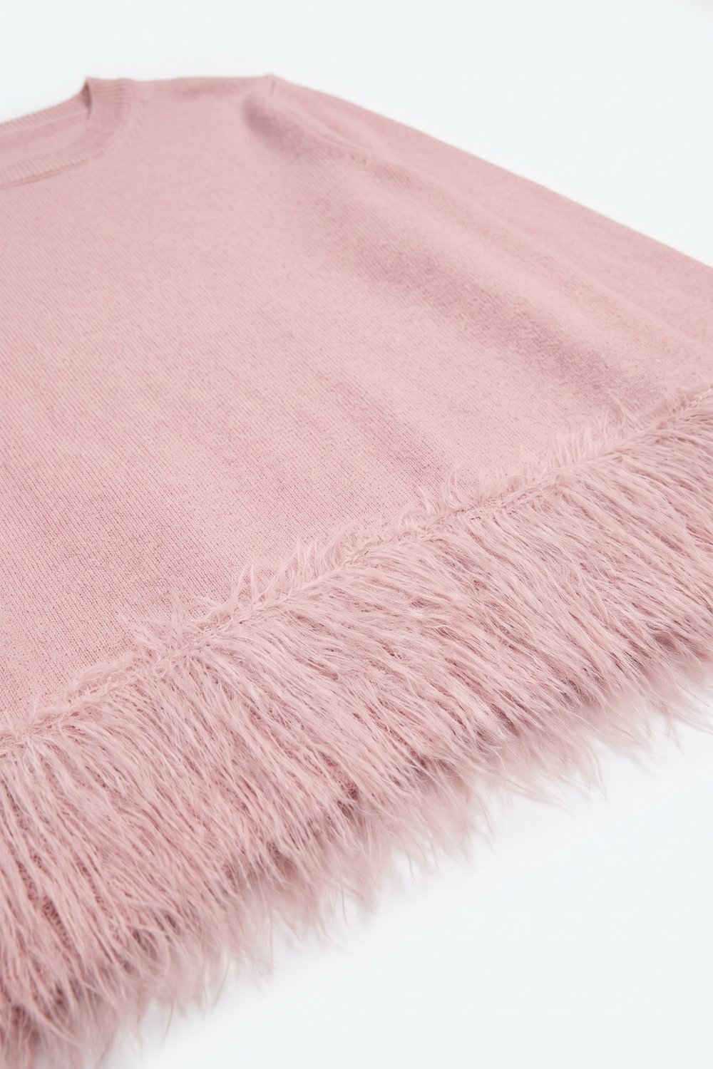 Su&eacute;ter de manga corta de punto fino con flecos en el dobladillo en color rosa claro