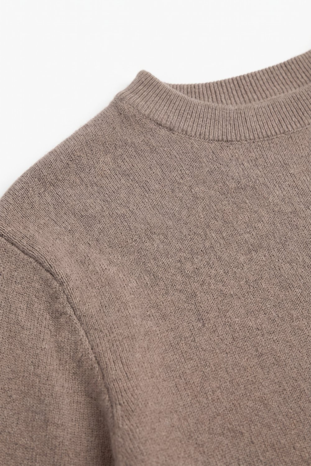 Su&eacute;ter Beige de Punto Fino con Dobladillo de Plumas y Cuello Redondo Acanalado