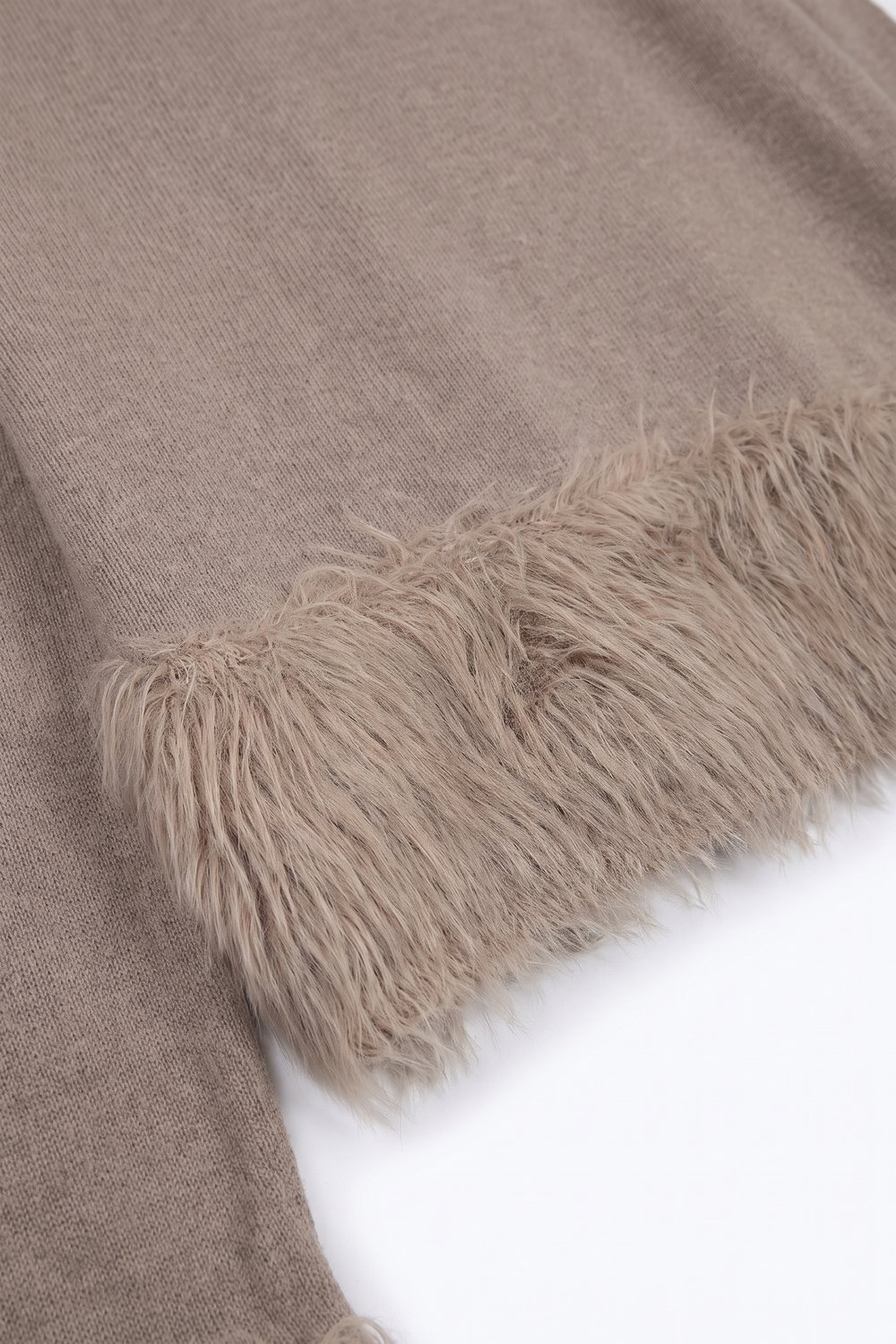 Suéter Beige de Punto Fino con Ribete de Piel Sintética y Cuello Redondo Suéter Beige de Punto Fino con Ribete de Piel Sintética y Cuello Redondo