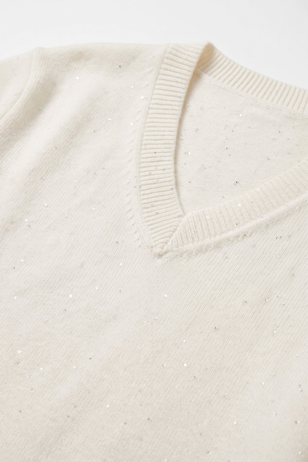 Chaleco sin mangas de punto fino color crema con lentejuelas adornadas