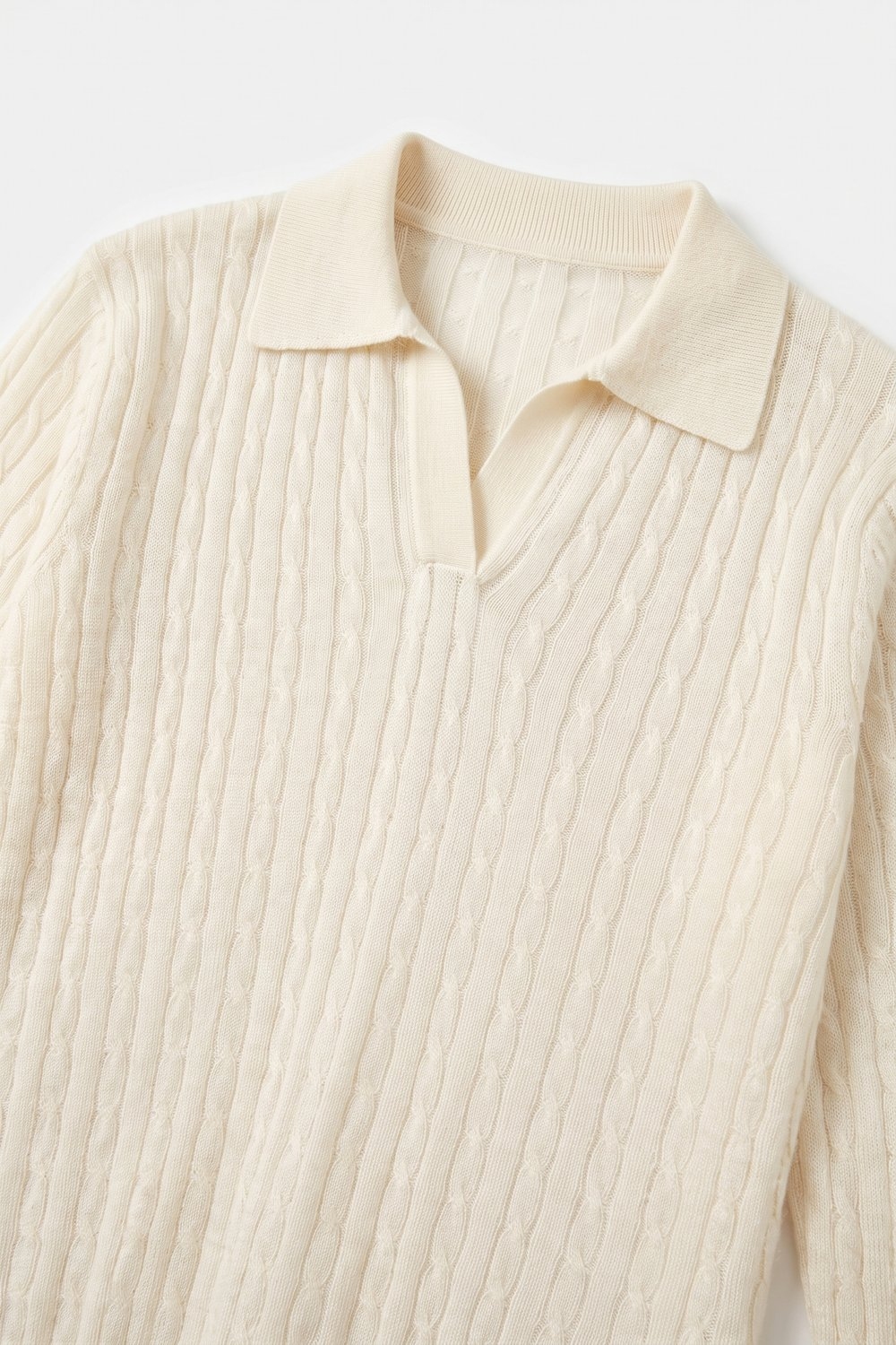 Su&eacute;ter de cuello polo de punto trenzado de mezcla de lana merino color crema con ribete acanalado