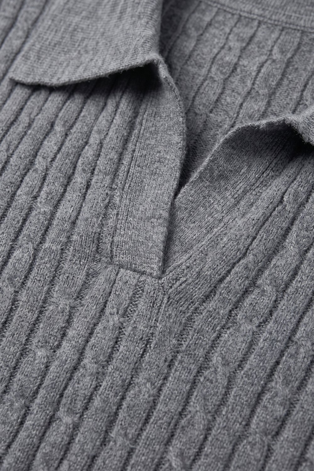 Su&eacute;ter de mezcla de lana merino gris con textura acanalada cuello tipo polo y abertura en el escote