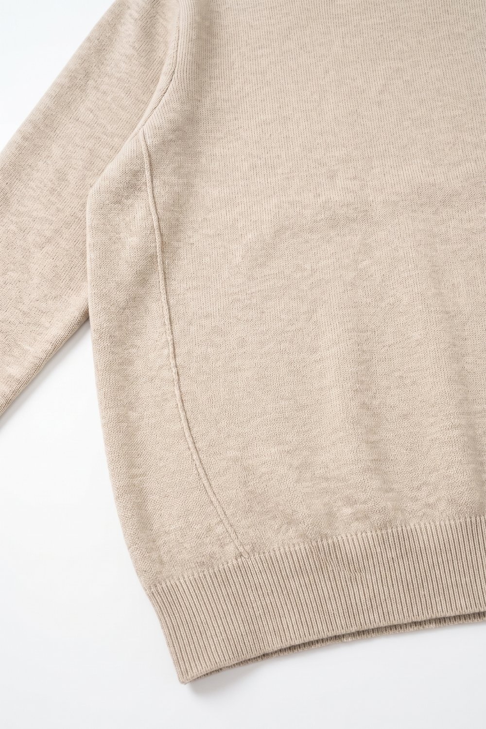 Su&eacute;ter Beige de Punto Fino con Cuello Redondo y Ribete Acanalado