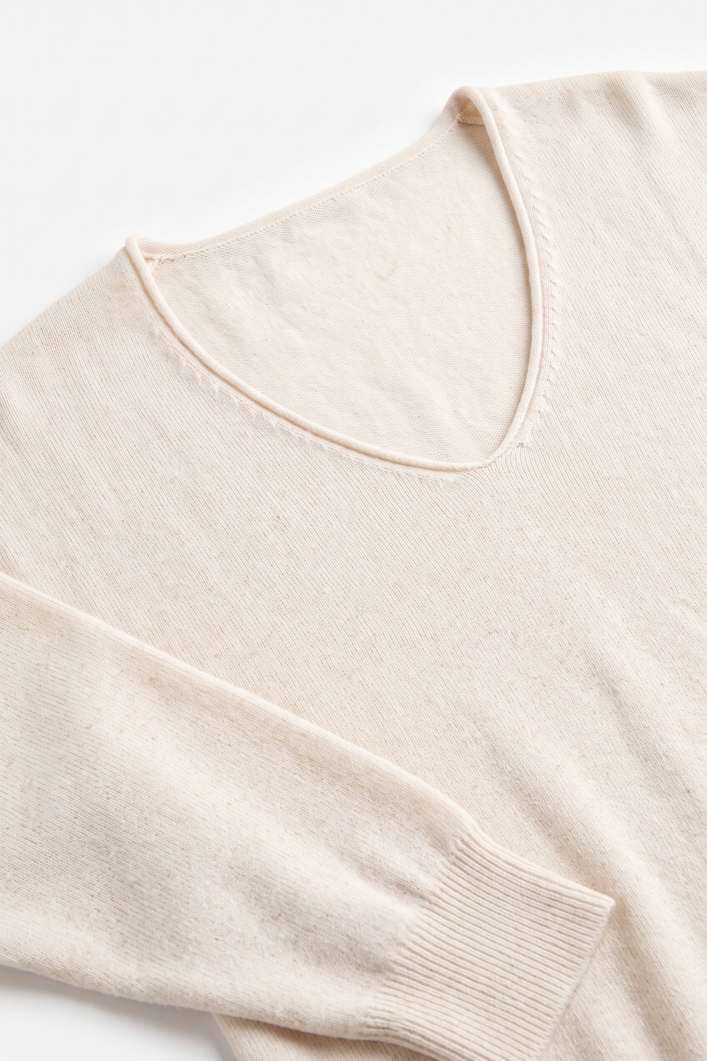 Su&eacute;ter de punto suave beige con cuello en V acanalado y adornado con lentejuelas