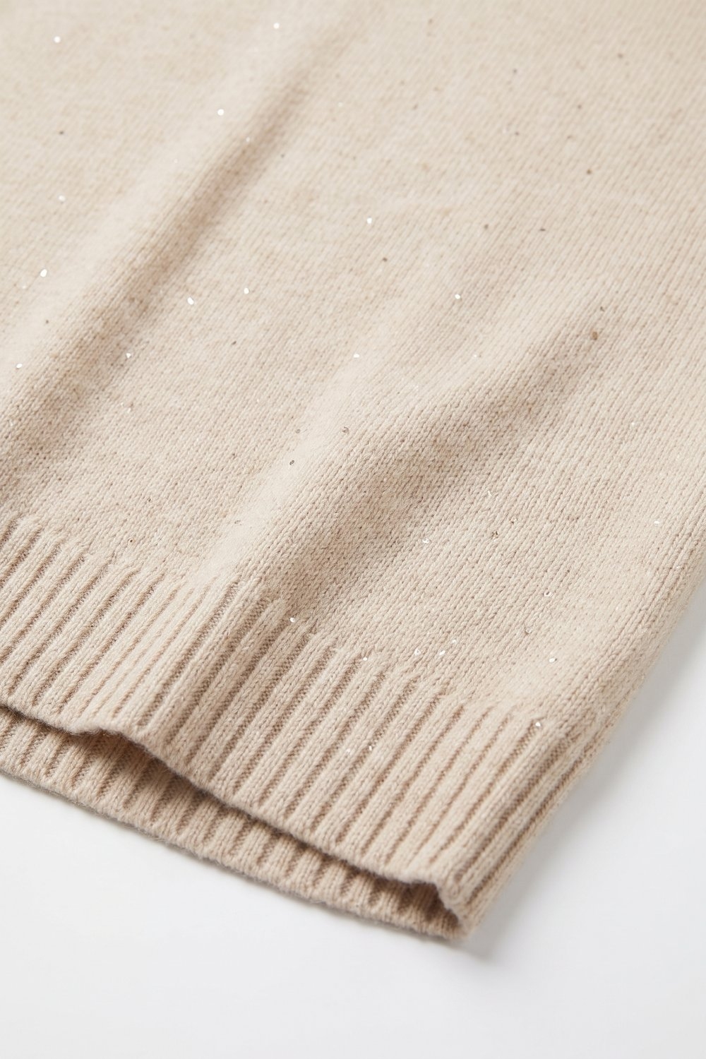 Suéter Beige Relajado de Cuello Alto de Punto Fino con Lentejuelas y Ribeteado Suéter Beige Relajado de Cuello Alto de Punto Fino con Lentejuelas y Ribeteado