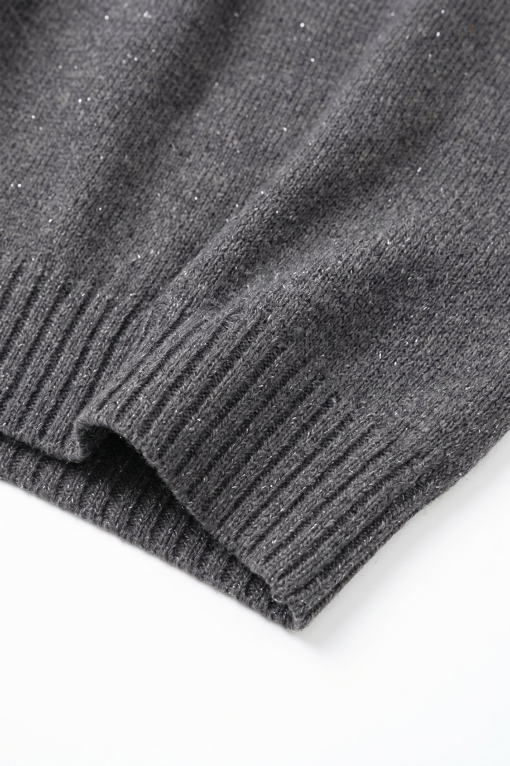 Su&eacute;ter gris con lentejuelas adornadas de punto suave de cuello alto y ribete acanalado
