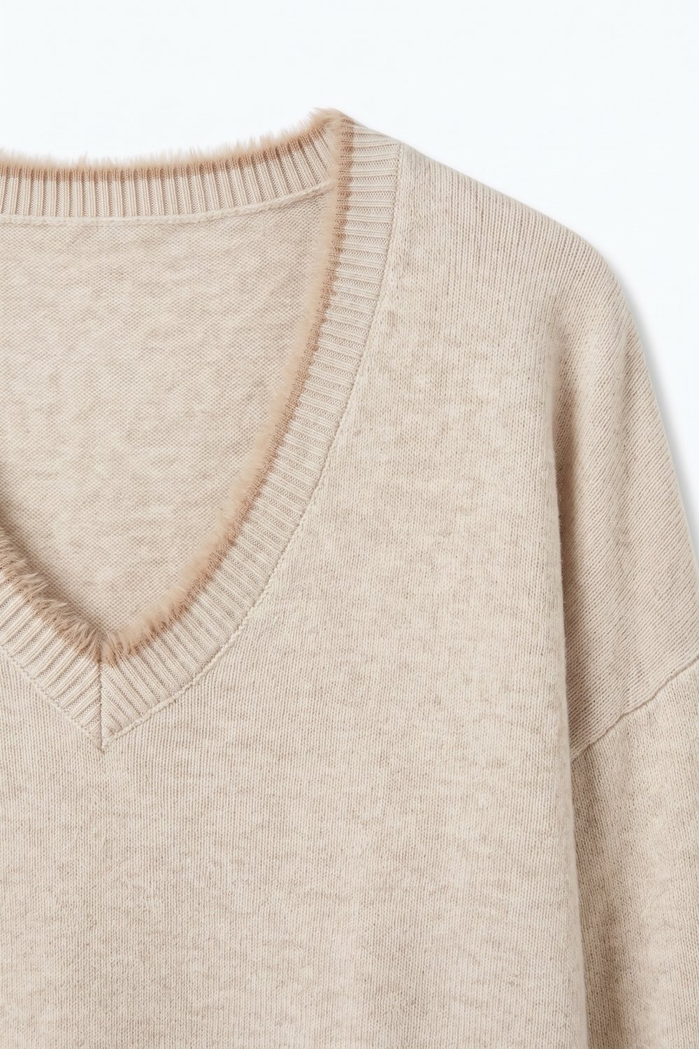Su&eacute;ter beige de cuello en V con ribete de piel sint&eacute;tica