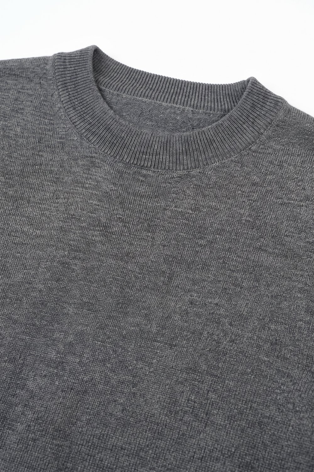 Su&eacute;ter gris de mezcla de lana merino de punto fino con cuello redondo de canal&eacute; y manga corta