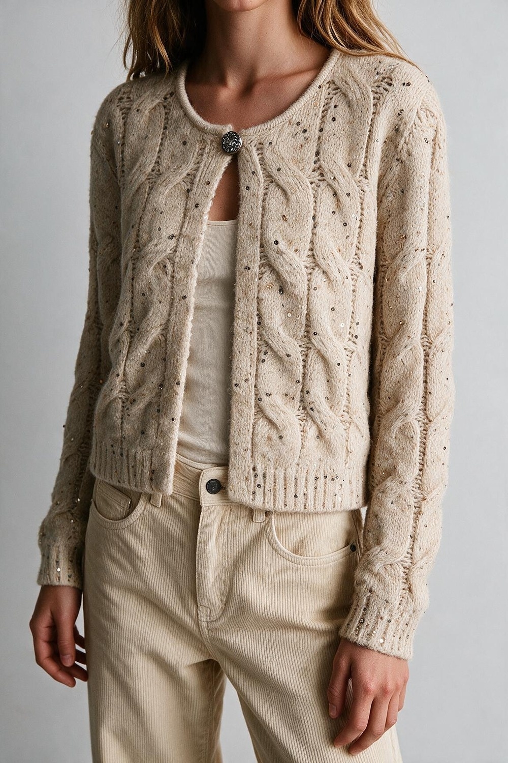 Cardigan corto beige de lentejuelas con botones y tejido grueso de punto de cable Cardigan corto beige de lentejuelas con botones y tejido grueso de punto de cable