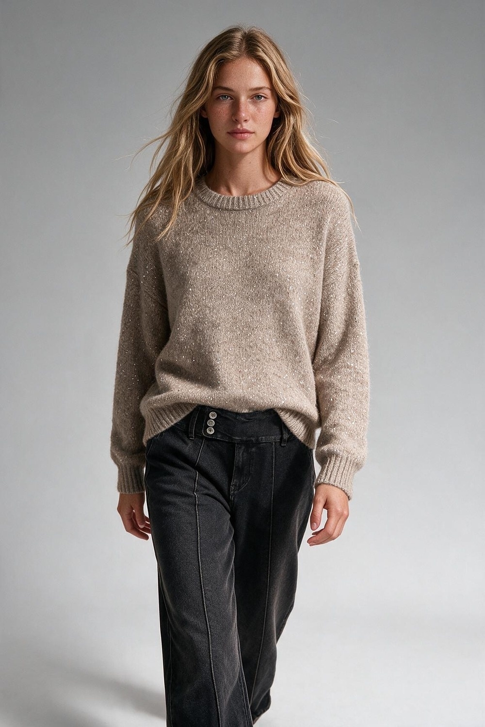 Suéter Beige de Cuello Redondo de Punto Suave con Adornos de Lentejuelas y Acabado Acanalado Suéter Beige de Cuello Redondo de Punto Suave con Adornos de Lentejuelas y Acabado Acanalado