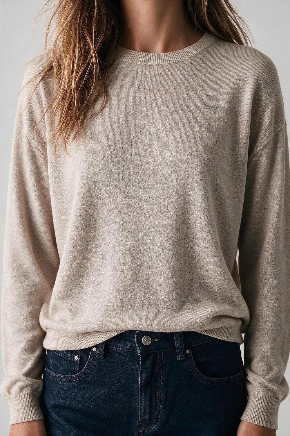 Su&eacute;ter de punto fino con cuello redondo de mezcla de lana merino en color fango