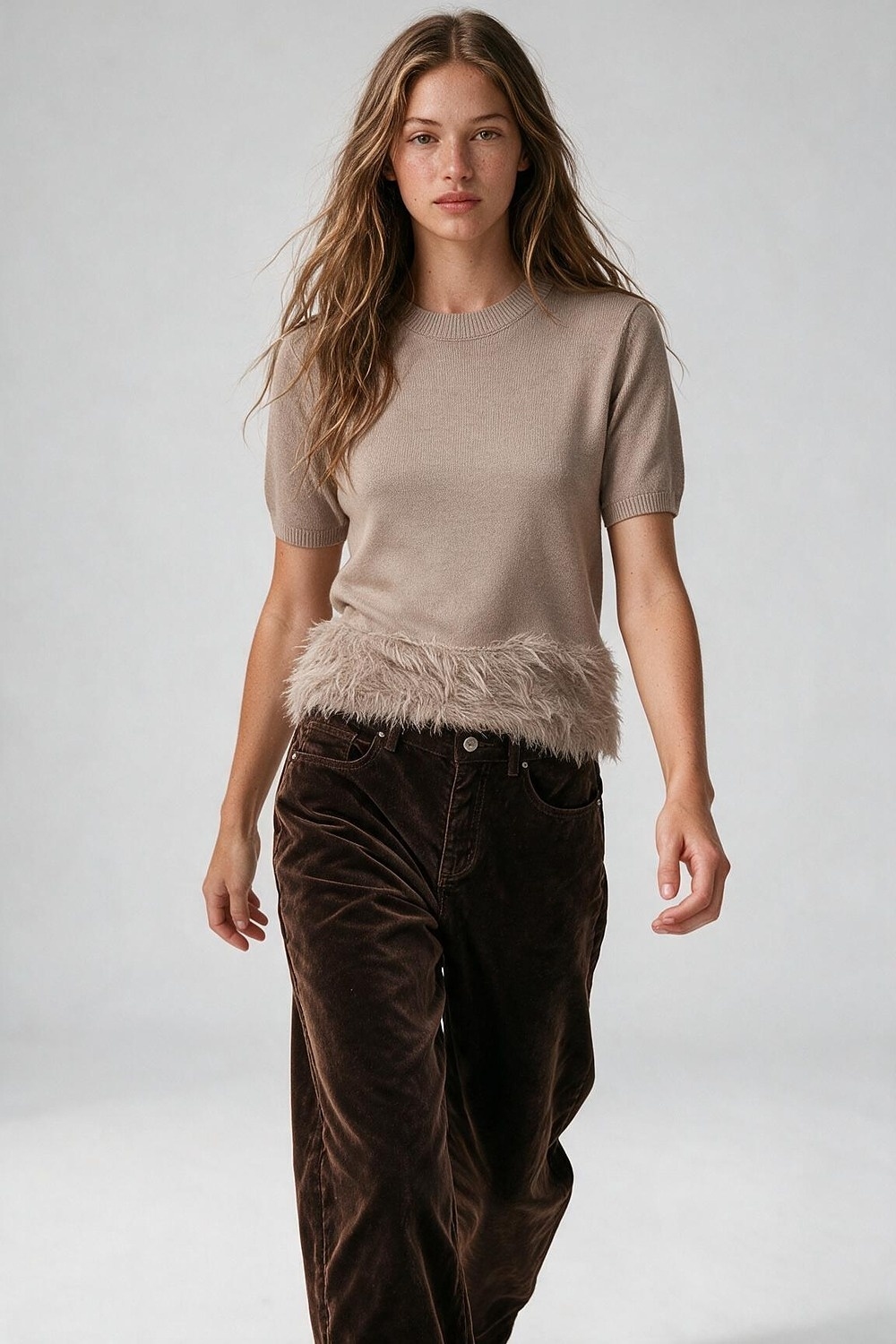 Su&eacute;ter Beige de Punto Fino con Dobladillo de Plumas y Cuello Redondo Acanalado