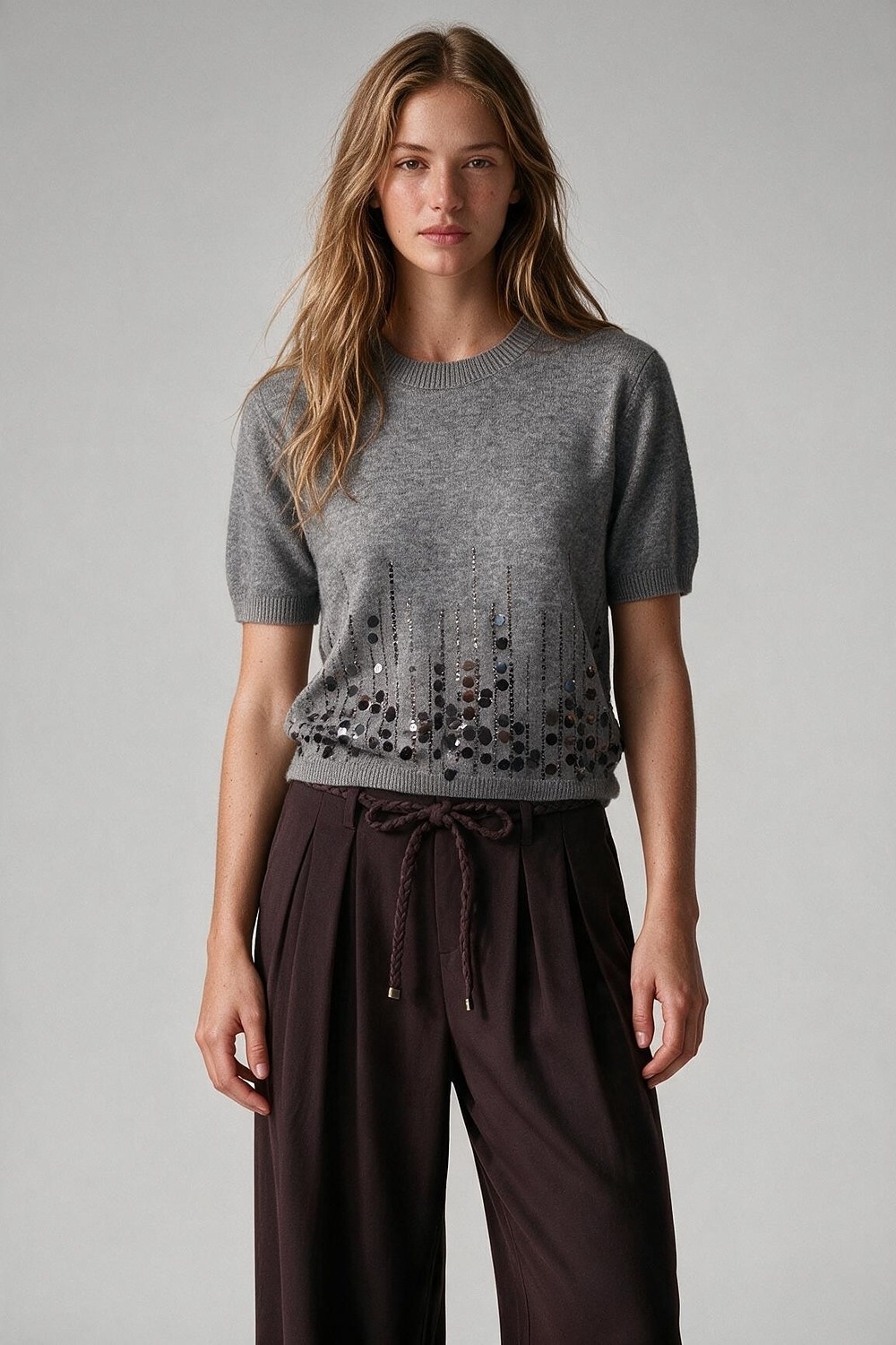 Top gris de punto suave con lentejuelas y cuello redondo acanalado Top gris de punto suave con lentejuelas y cuello redondo acanalado