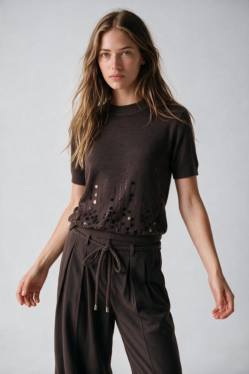 Top de punto suave marrón con dobladillo de lentejuelas y manga corta Top de punto suave marrón con dobladillo de lentejuelas y manga corta