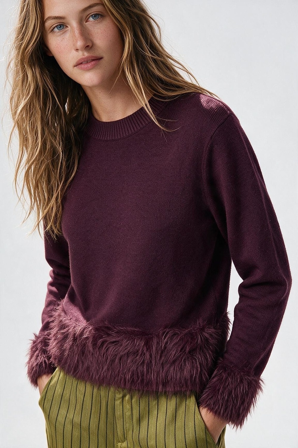Su&eacute;ter Corto de Cuello Redondo con Tejido Suave y Ribete de Piel Sint&eacute;tica en Vino