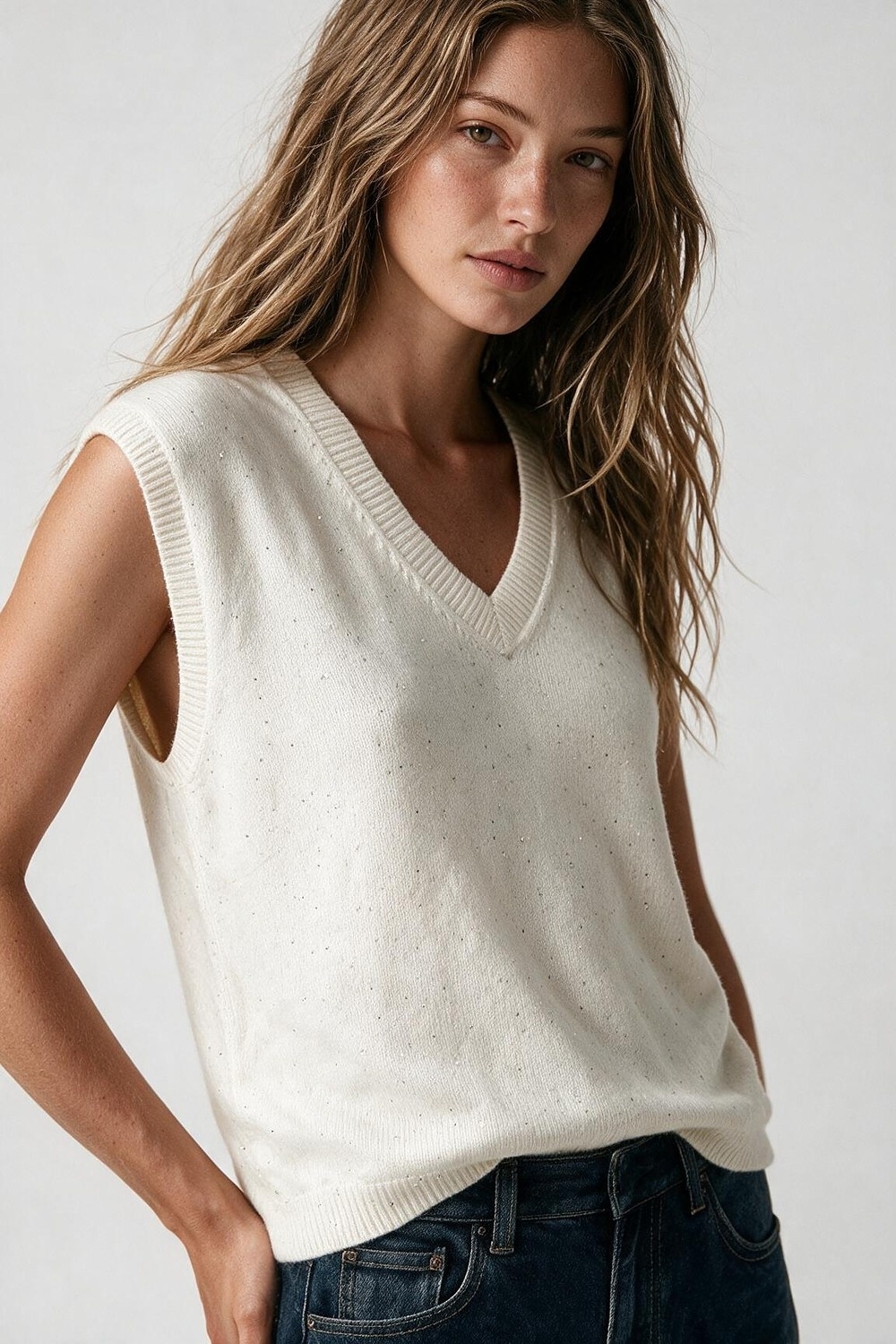 Chaleco sin mangas de punto fino color crema con lentejuelas adornadas