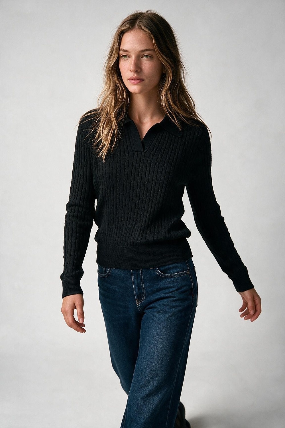 Su&eacute;ter de punto con cuello polo y ribete acanalado en mezcla de lana merino negra