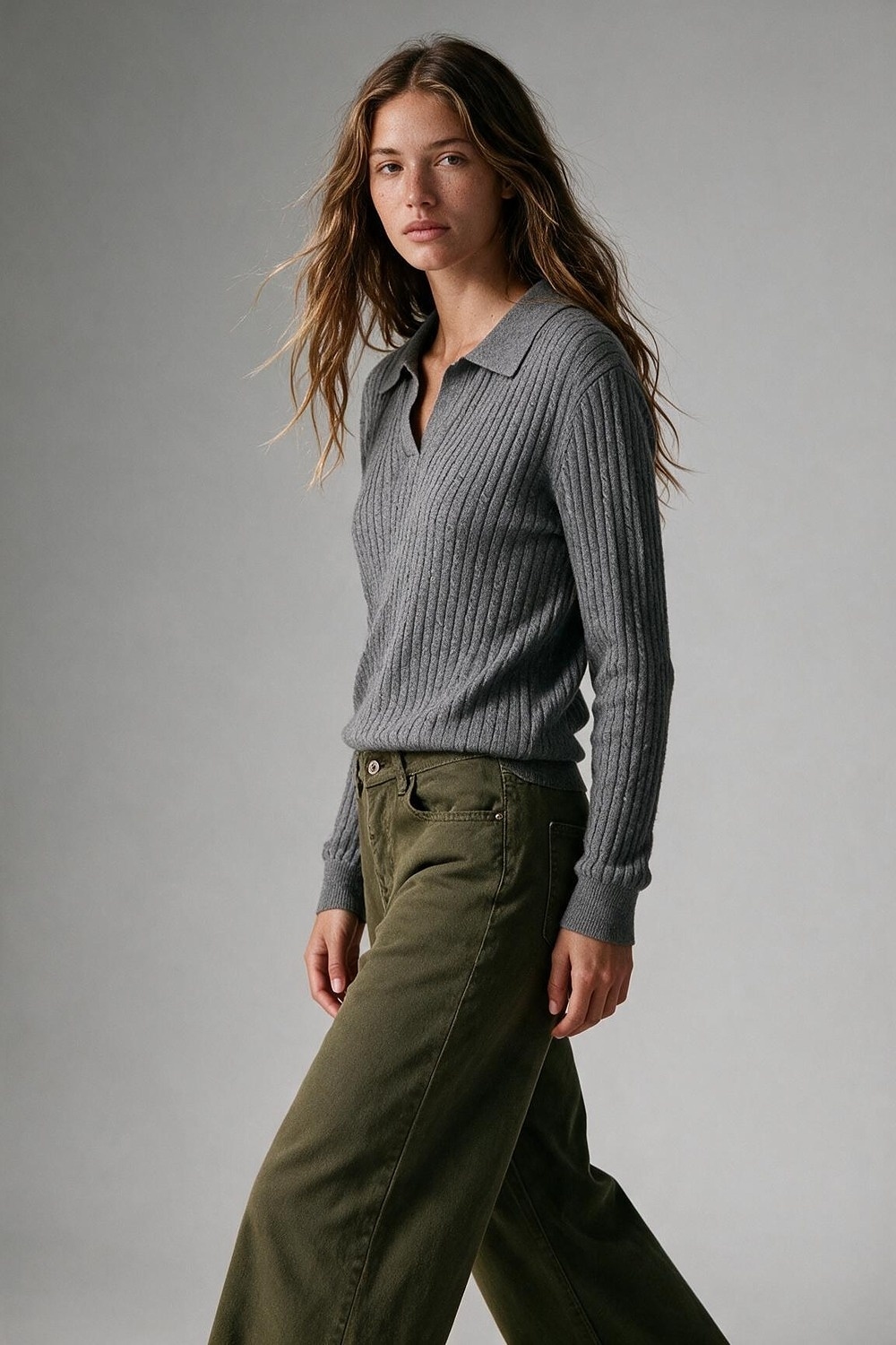 Su&eacute;ter de mezcla de lana merino gris con textura acanalada cuello tipo polo y abertura en el escote