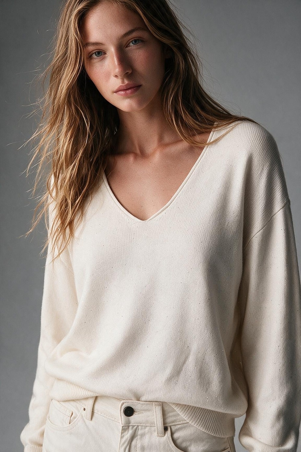 Su&eacute;ter de punto fino color crema con cuello en V ribete acanalado y lentejuelas adornadas