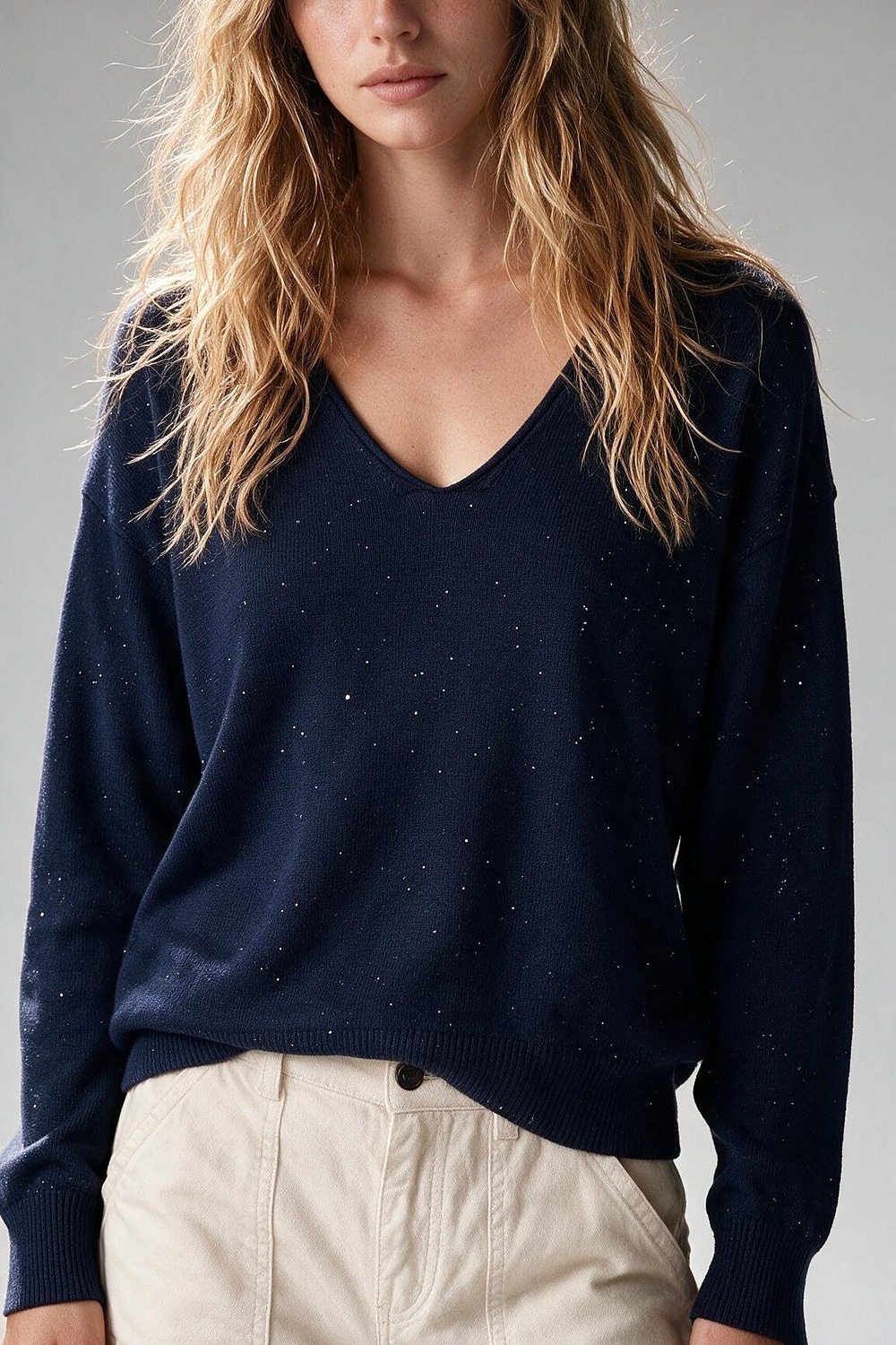 Su&eacute;ter de punto fino con cuello en V color azul marino con lentejuelas adornadas y salpicado de purpurina.