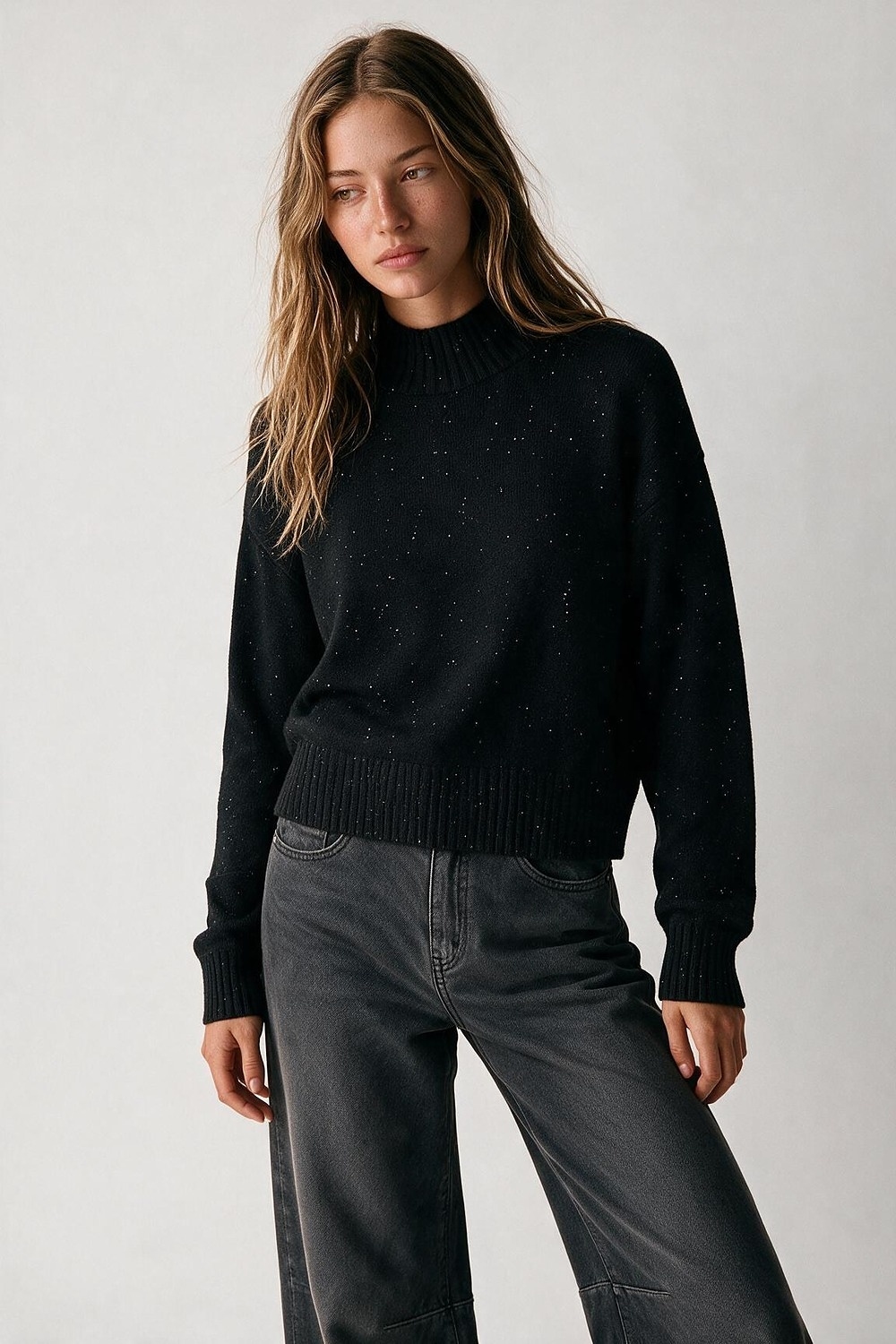 Suéter Negro de Cuello Simulado con Apliques de Lentejuelas y Tejido Suave Acanalado Suéter Negro de Cuello Simulado con Apliques de Lentejuelas y Tejido Suave Acanalado