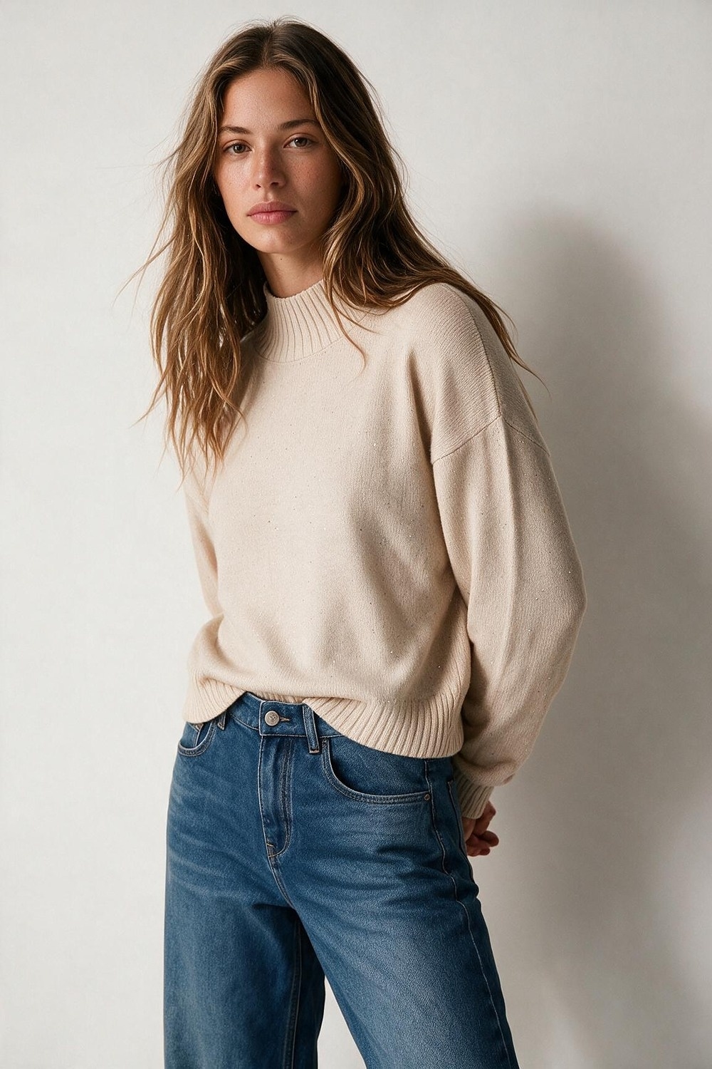 Suéter Beige Relajado de Cuello Alto de Punto Fino con Lentejuelas y Ribeteado Suéter Beige Relajado de Cuello Alto de Punto Fino con Lentejuelas y Ribeteado
