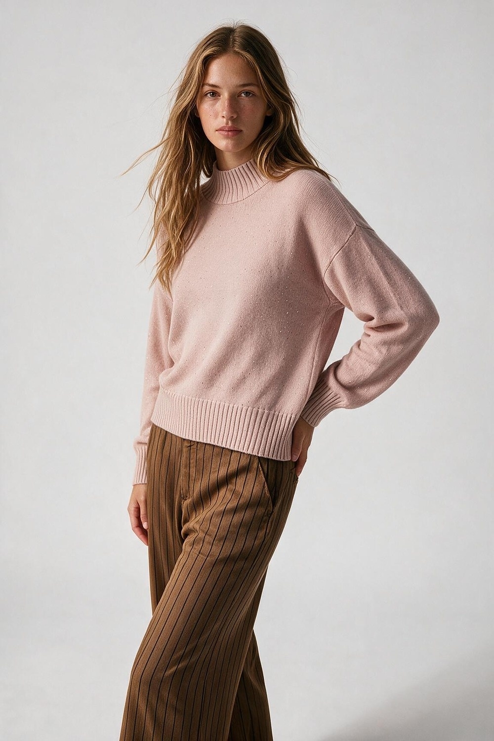Su&eacute;ter de cuello alto acanalado de punto suave con lentejuelas adornadas de color rosa claro