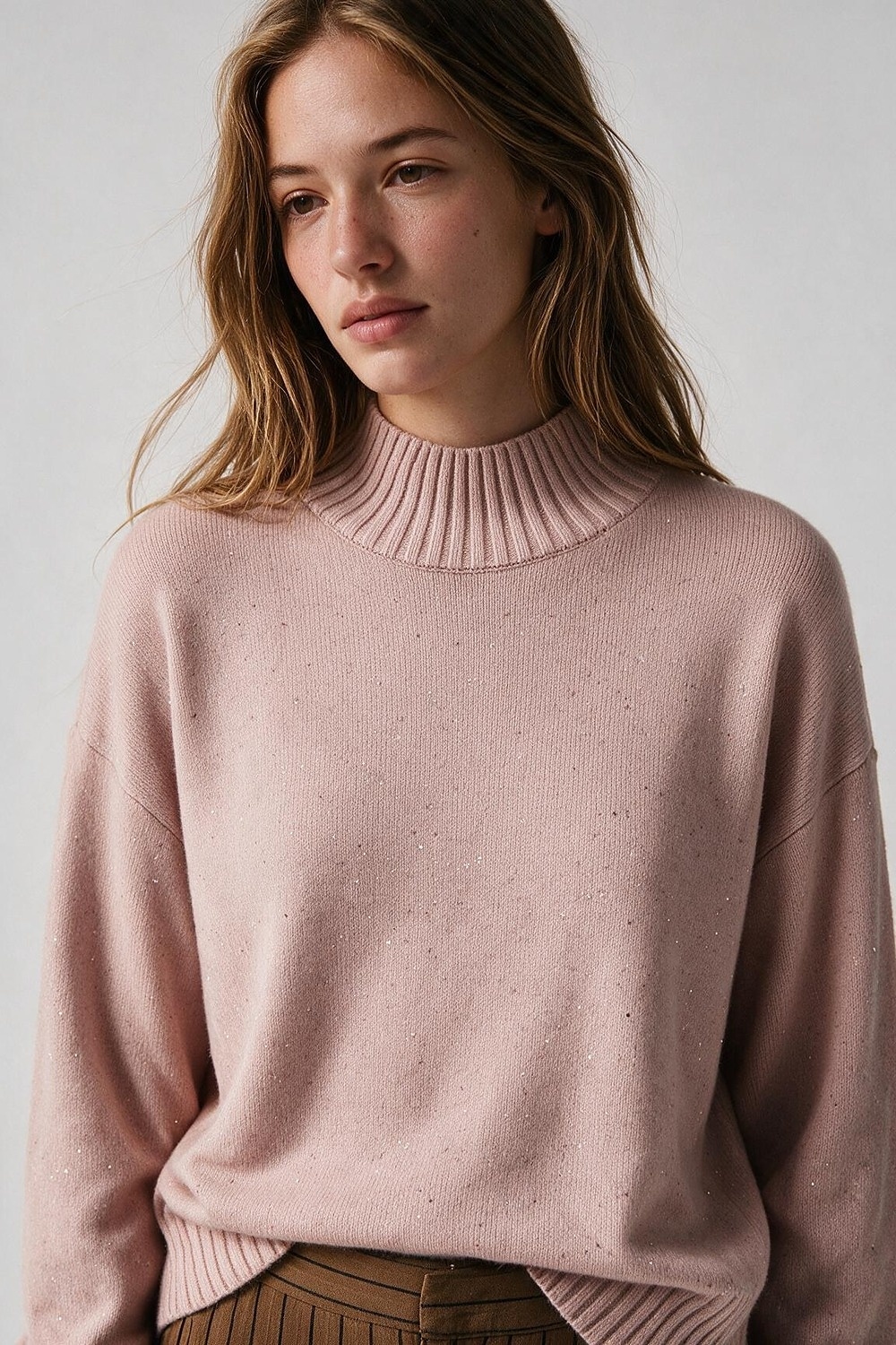 Su&eacute;ter de cuello alto acanalado de punto suave con lentejuelas adornadas de color rosa claro