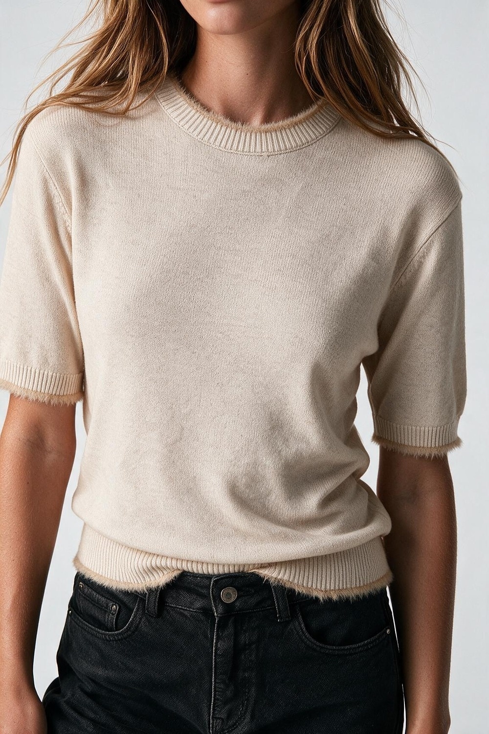 Su&eacute;ter beige de manga corta con cuello redondo y ribete de piel sint&eacute;tica