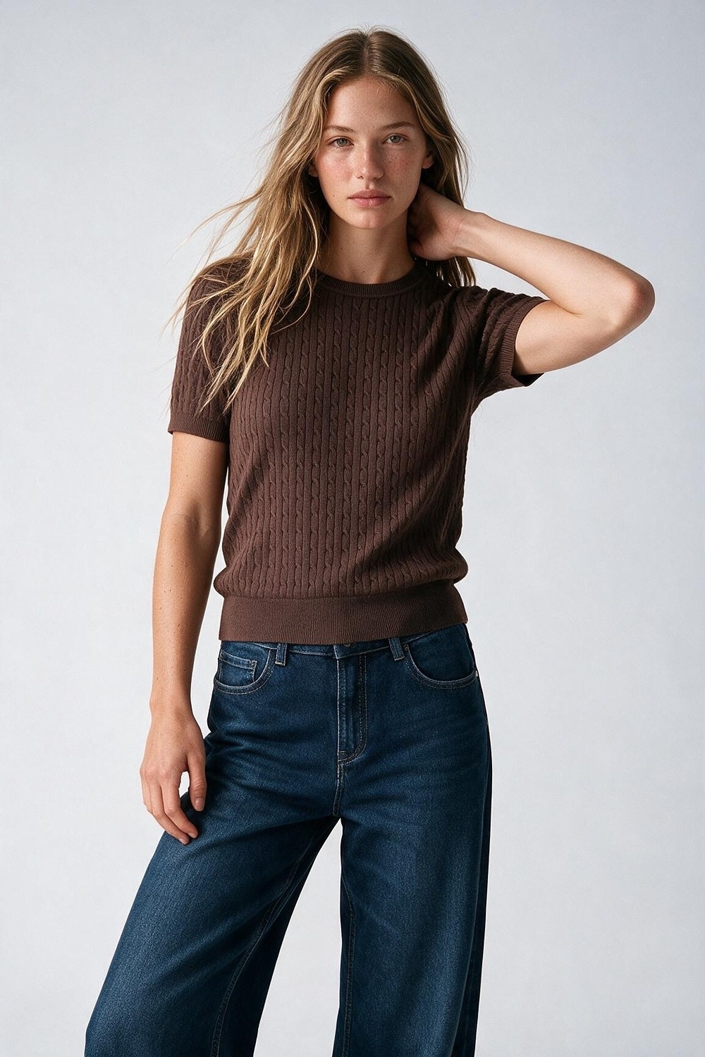 Su&eacute;ter marr&oacute;n de punto cableado con cuello redondo y manga corta