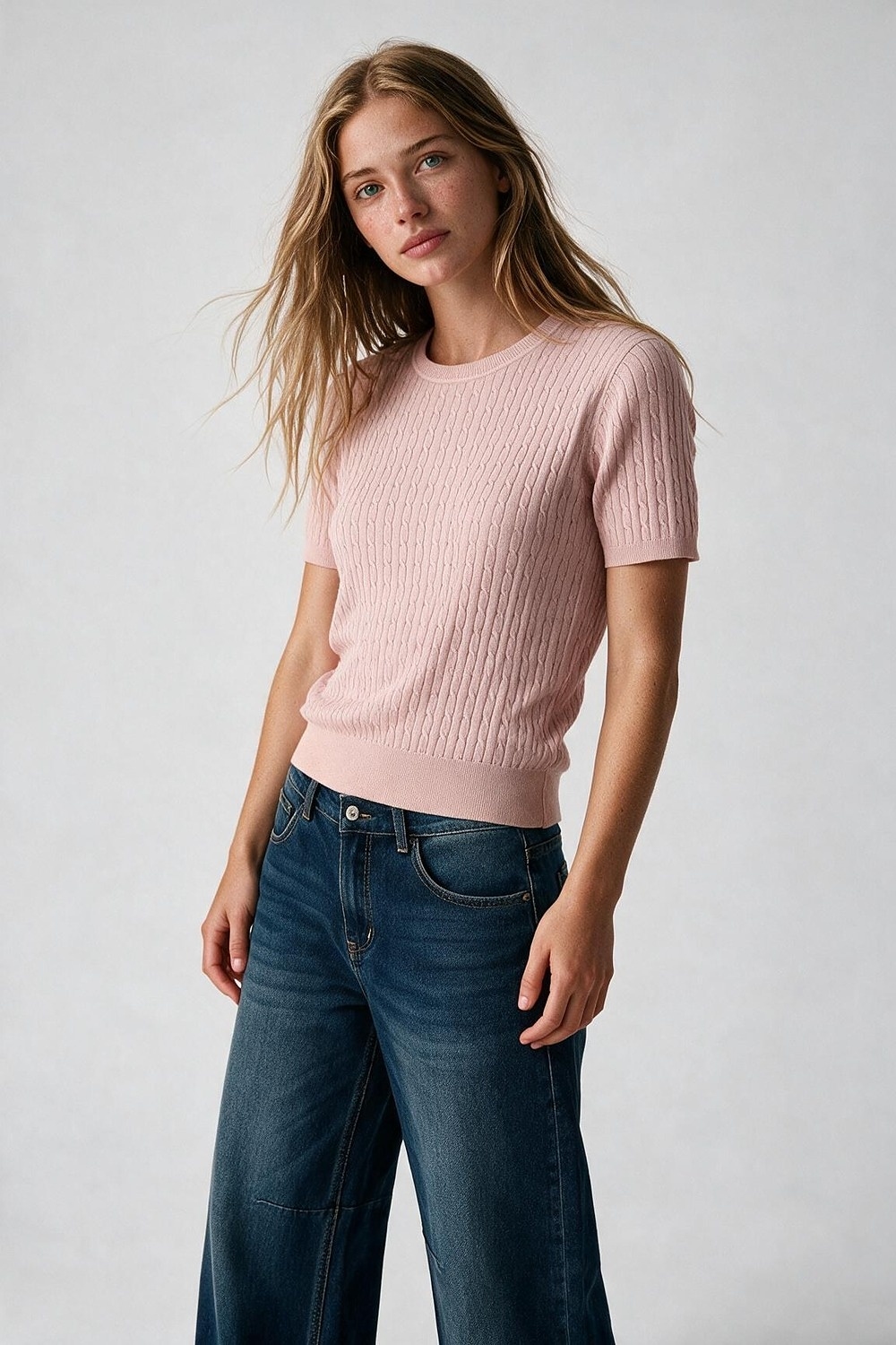 Su&eacute;ter de Manga Corta con Cuello Redondo y Tejido de Punto Trenzado en Color Rosa Empolvado