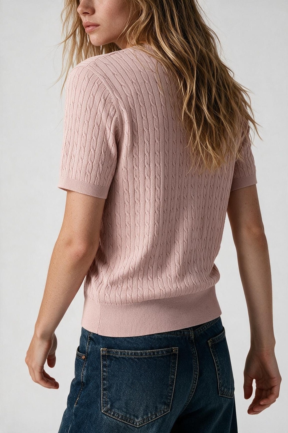 Su&eacute;ter de Manga Corta con Cuello Redondo y Tejido de Punto Trenzado en Color Rosa Empolvado
