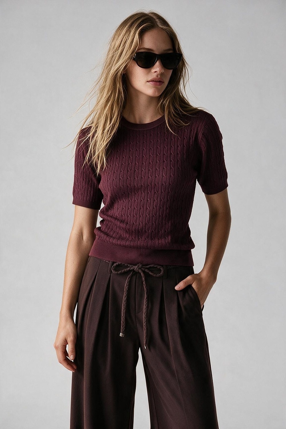 Su&eacute;ter morado de cuello redondo de punto cableado con manga corta