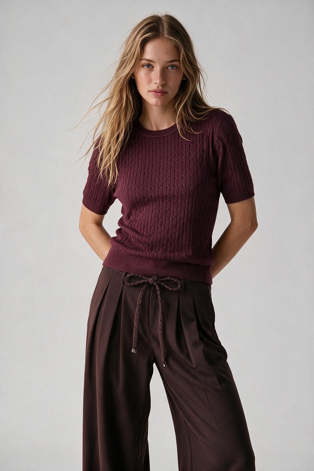 Su&eacute;ter morado de cuello redondo de punto cableado con manga corta