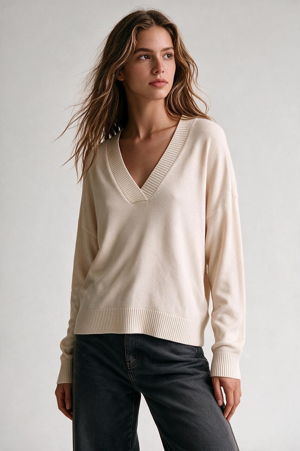 Su&eacute;ter Beige de Punto Suave con Cuello en V Ancho y Ribete Relajado