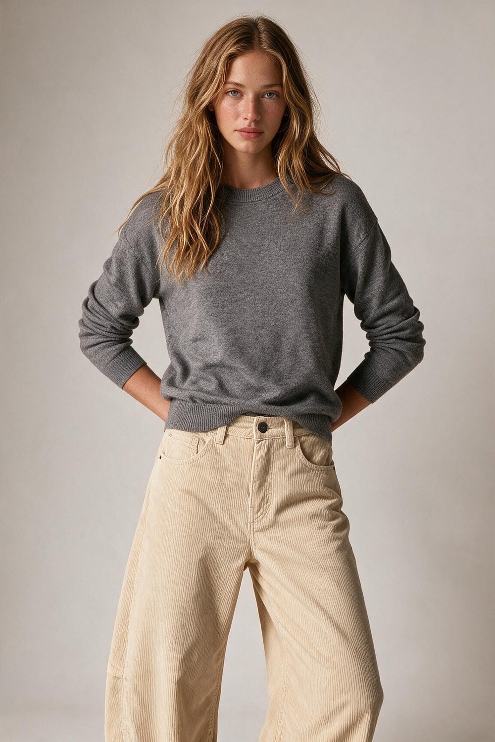 su&eacute;ter gris de mezcla de lana Merino de punto fino con cuello redondo
