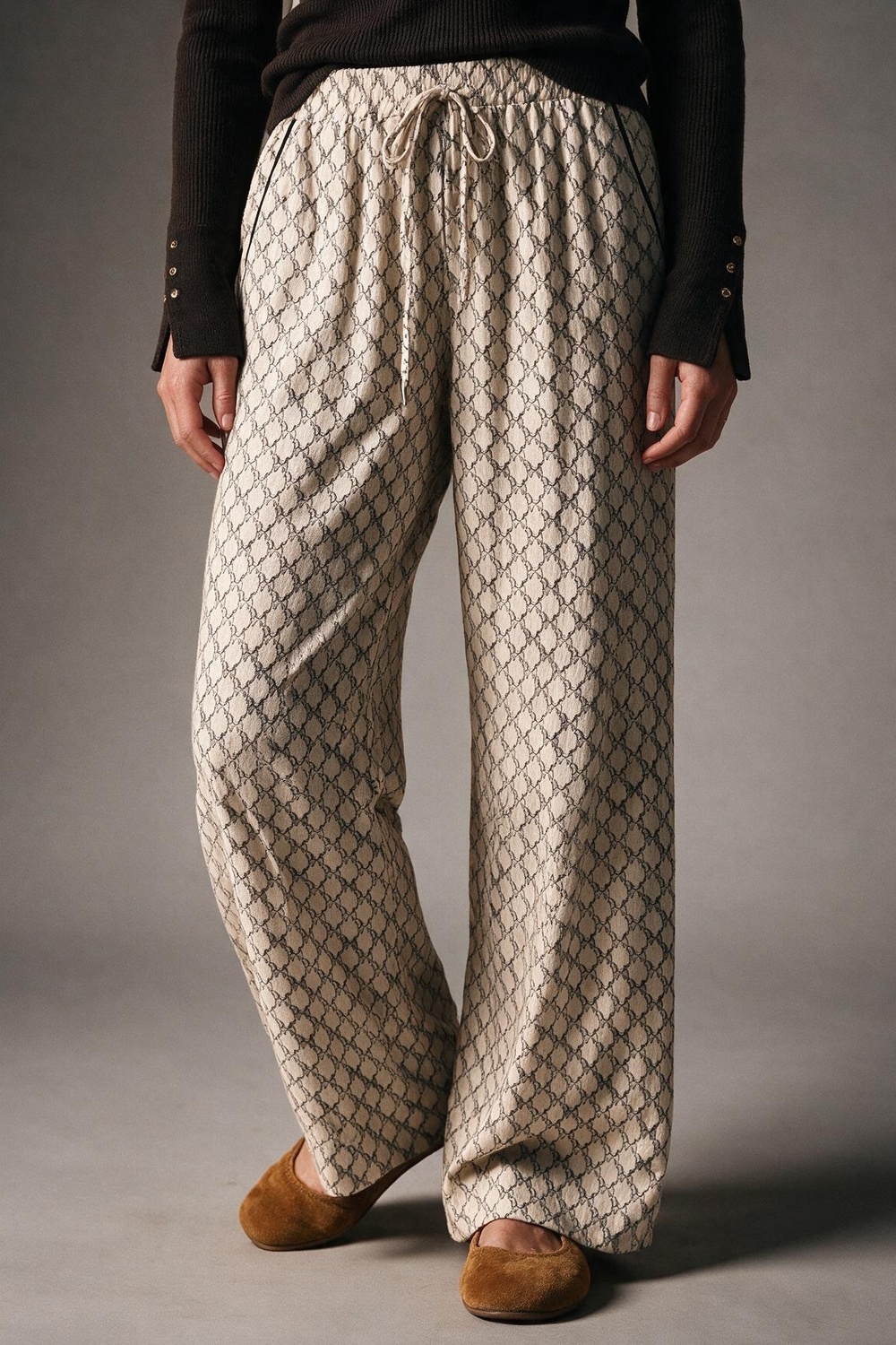 Pantalones anchos con cord&oacute;n acolchados de estampado de caballos color crema