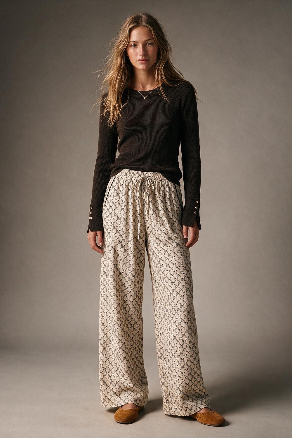 Pantalones anchos con cord&oacute;n acolchados de estampado de caballos color crema