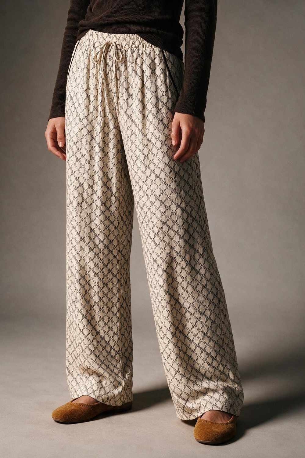 Pantalones anchos con cord&oacute;n acolchados de estampado de caballos color crema